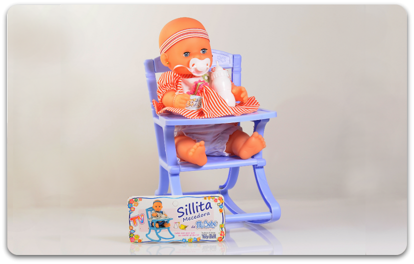 BEBE CON SILLA MECEDORA EN BOLSA