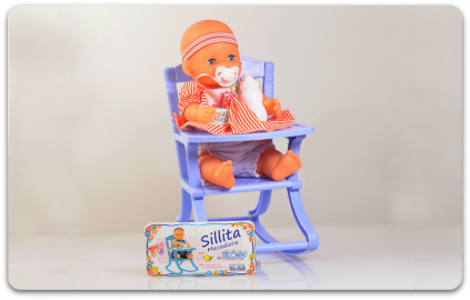 BEBE CON SILLA MECEDORA EN BOLSA