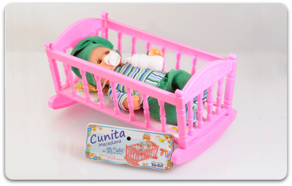 BEBE CON CUNA MECEDORA EN BOLSA